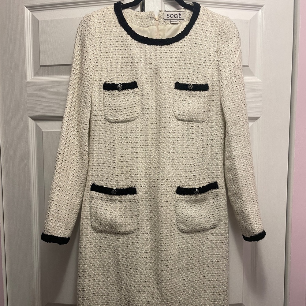 Chanel style dress 

Designation 88-94-160 (66)
COLOR IVORY (94)